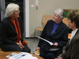 Elisabeth Hartnagel im Gespräch mit Karin Durst und der Leiterin des Arbeitskreises Weiße Rose, Ursula Mroßko